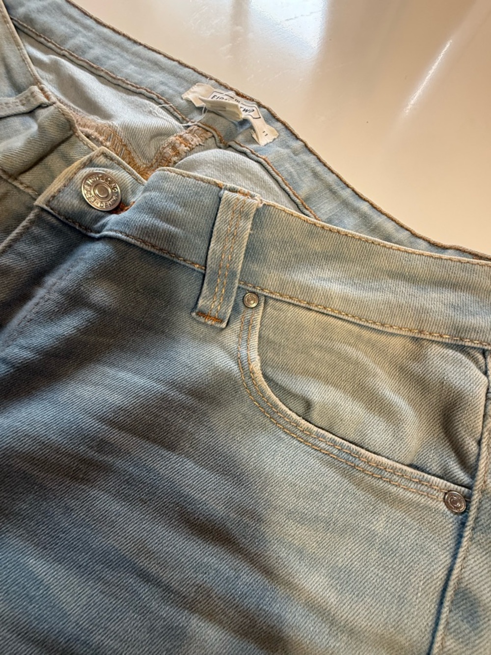 Light Wash High-Rise Skinny Jeans -Off Duty Model Aesthetic - Light Blue - Picture 4 of 9